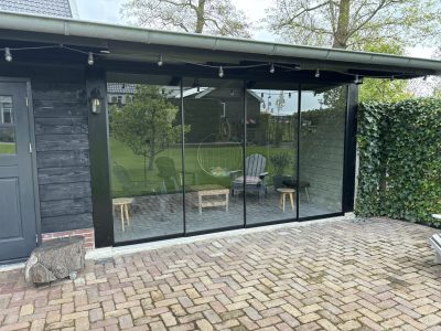 Enkele glazen schuifwand Teun Snoek Zonweringen