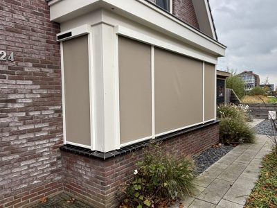 solar screen ral 9010 met zandkleurig doek, glasvezel doek